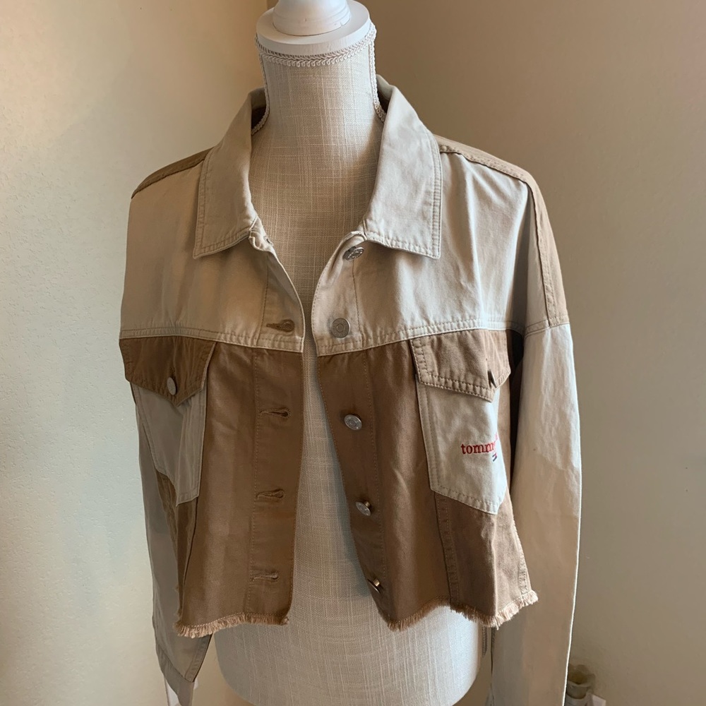 Ladies Tommy Hilfiger two toned light weight denim crop jacket. SizeXL.
